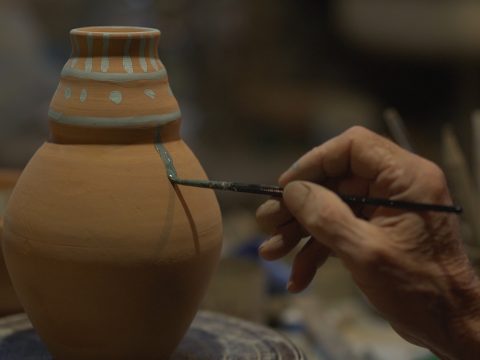 Giorgi Tatulashvili paining a vase
